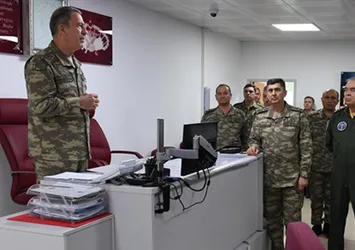 Orgeneral Akar sınır birliklerini denetledi