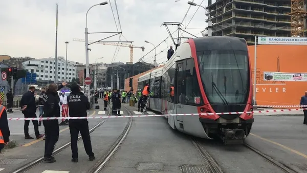 imamoglu-vatandasi-canindan-bezdirdi-kabatas-bagcilar-tramvay-hattinda-alarm-tramvay-raydan-cikti-1698912977349.jpg İmamoğlu vatandaşı canından bezdirdi! Kabataş-Bağcılar Tramvay Hattı'nda alarm! Tramvay raydan çıktı - 6