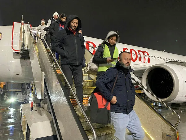 Hatay'dan kalkan depremzedeleri taşıyan uçak İstanbul'a indi - 1
