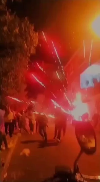 dugunde-bomba-gibi-patlayan-havai-fisek-dehset-sacti-davetliler-nereye-kacacagini-sasirdi-1631523506550.jpg Düğünde bomba gibi patlayan havai fişek dehşet saçtı! Davetliler nereye kaçacağını şaşırdı - 2