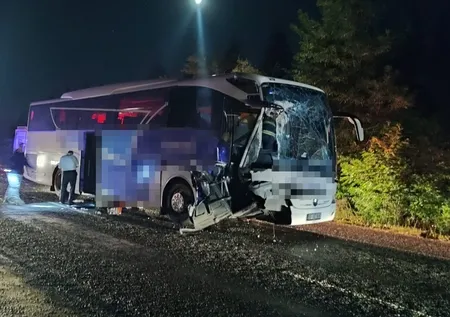 Son dakika! Eskişehir'de yolcu otobüsü ile traktör çarpıştı! Feci kazada yaralılar var