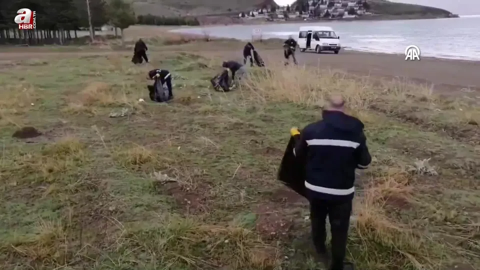 Hazar Gölü çevresinden 7 ton çöp toplandı