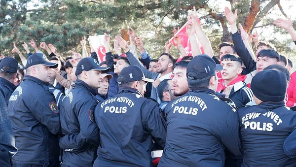1683488579141.jpg CHP fondaşı Barış Yarkadaş Türk polisini hedef gösterdi! Paylaşımı yalan çıkınca silmek zorunda kaldı... - 3