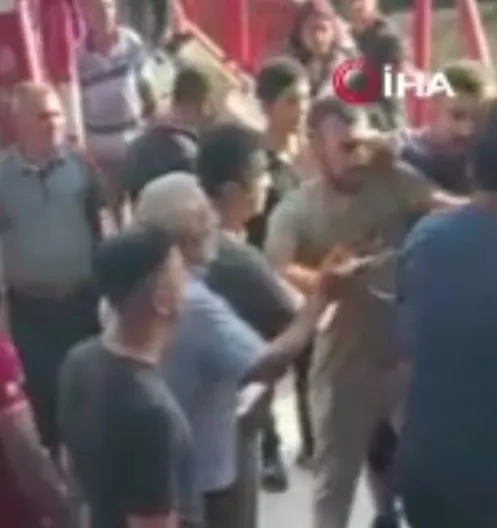 izmirde-pazarda-laf-atma-kavgasi-ortalik-birbirine-girdi-1662986770571.jpg İzmir’de pazarda laf atma kavgası! Ortalık birbirine girdi - 3