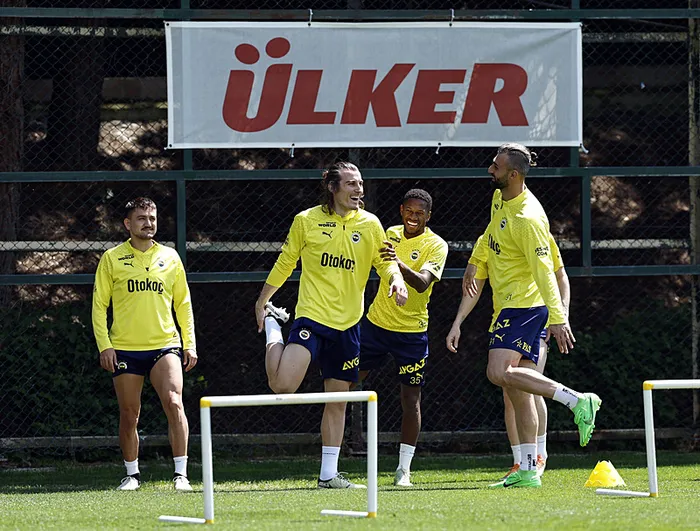 Fenerbahçe’de derbi öncesi alarm! 7 oyuncu birden sınırda! Kritik Sivasspor deplasmanı...