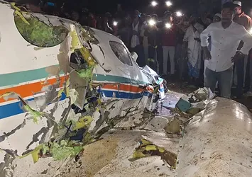 Hindistan’da ambulans uçak düştü