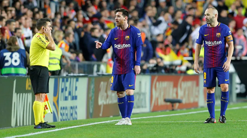 Valencia - Barcelona maçında hakem skandalı!