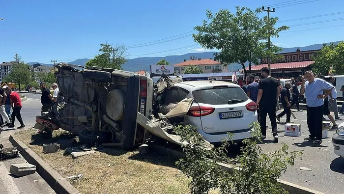 1719920665481.jpeg Bolu D-100'de katliam gibi kaza! Araç ortadan ikiye bölündü: 2 ölü, 3 yaralı - 3