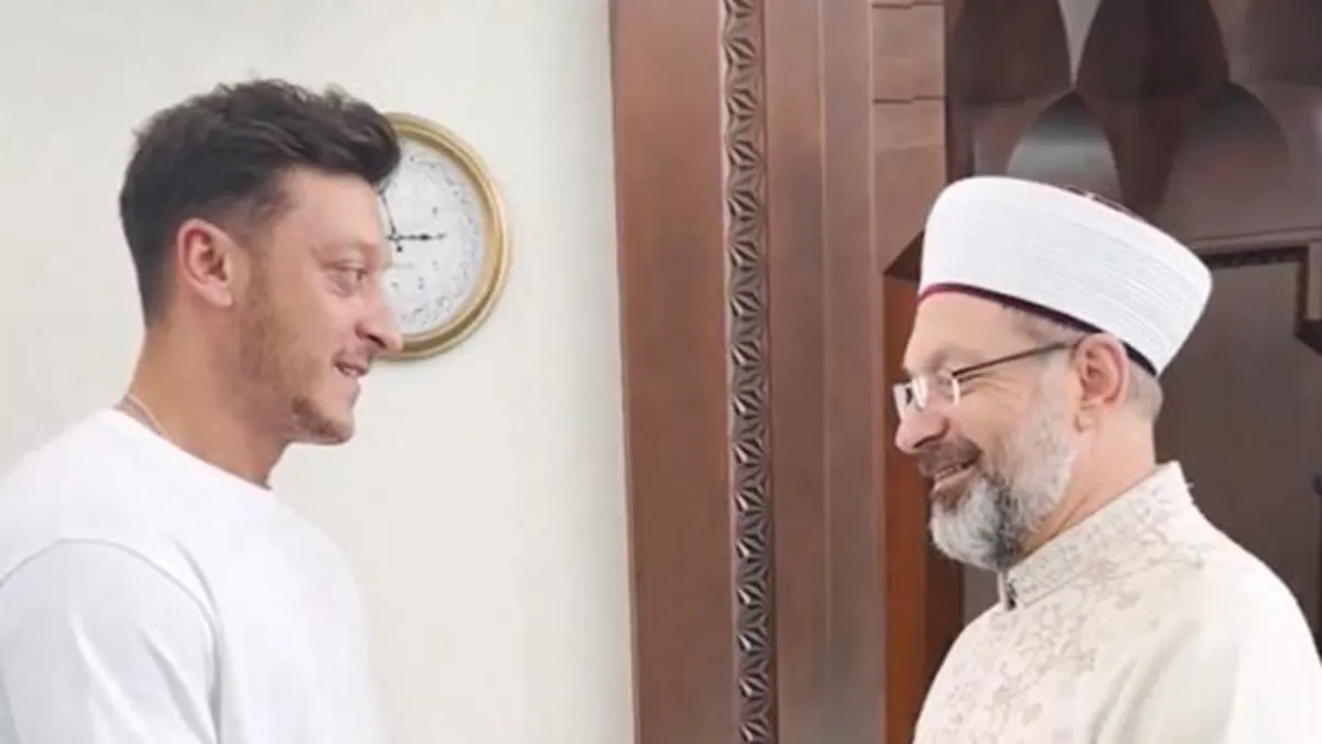 Diyanet İşleri Başkanı Erbaş eski futbolcu Mesut Özil'le görüştü