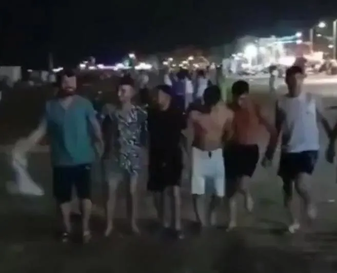 mersindeki-teror-halayina-sorusturma-bakan-tunc-duyurdu-9-supheli-gozaltinda-1721667242088.jpeg Terör sevicilere geçit yok! Mersin'de Abdullah Öcalan sloganları eşliğinde halay çektiler | Bakan Tunç duyurdu: 9 şüpheli gözaltında - 1