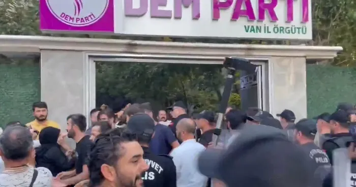 DEM Parti Van il binasında PKK lehine slogan atan kişilere müdahale