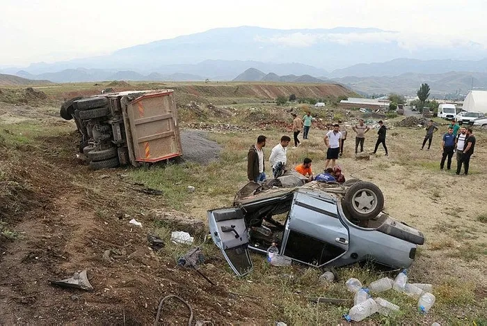 1721118595235.jpeg Erzurum'da korkunç kaza! Asfalt yüklü mıcırla otomobil çarpıştı: 3 yaralı - 2