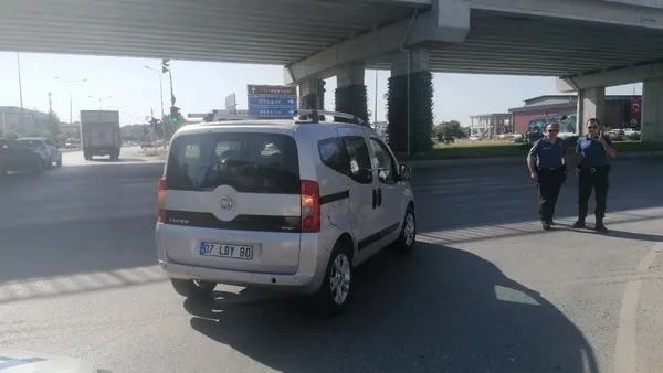 antalyada-ilginc-olay-aracini-yol-ortasinda-birakip-baska-araca-binip-gitti-1667656107137.jpg Antalya’da ilginç olay! Aracını yol ortasında bırakıp başka araca binip gitti - 3