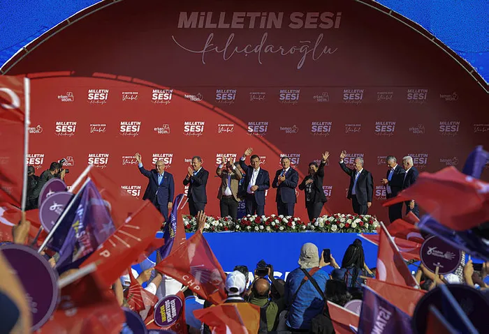 Kemal Kılıçdaroğlu Maltepe'de "adaylık mitingi" mi yaptı? | Akşam Gazetesi Yazarı Kurtuluş Tayiz: Rol çalmaya çalışıyor! - 1