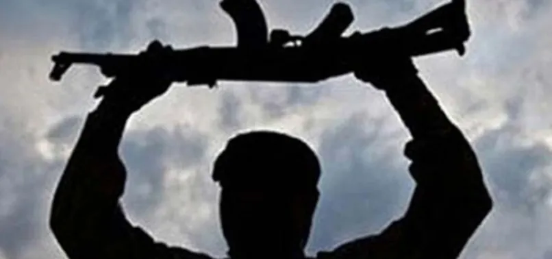 Terör örgütü PKK çözülmeye devam ediyor! 4 terörist daha güvenlik güçlerine teslim oldu