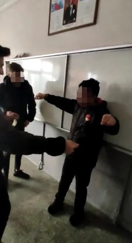 1672381125661.jpg Liseli genci darp edip kayıt altına almışlardı! Görüntüleri çeken öğrenci saldırıya uğradı - 3