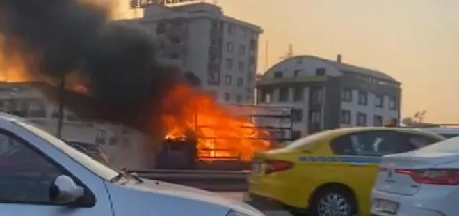 Esenyurt'ta bir kamyonet alev alev yandı