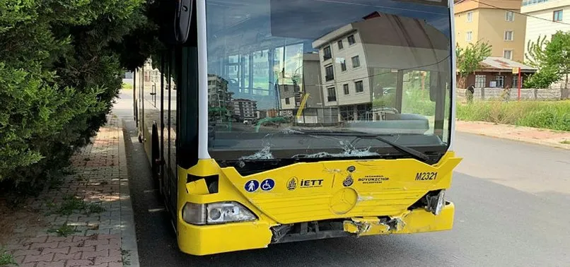 Sultanbeyli'de İETT otobüsü polis aracına çarptı! 2 polis yaralı