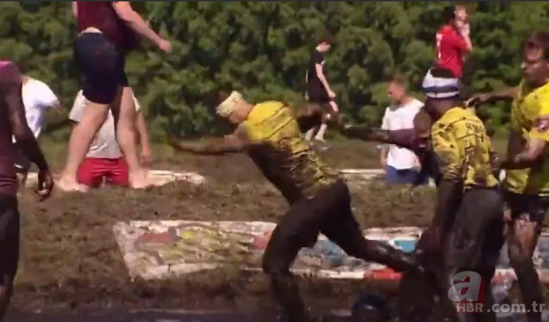 Dünyanın en farklı futbol maçı! Saha yok... Bataklık var 2