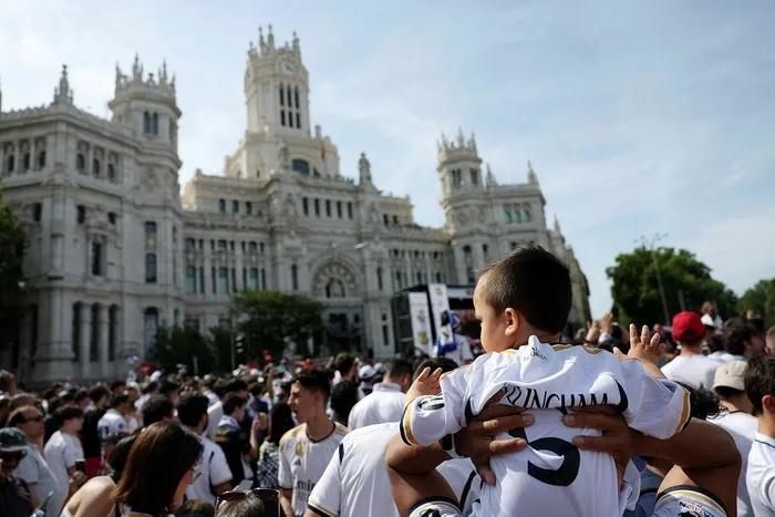 Real Madrid şampiyonluk kupasıyla zafer turu attı