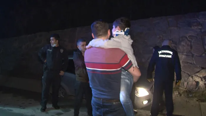 Arnavutköy’de feci kaza! Köpeğe çarpmamak için direksiyonu kırdı öndeki araca arkadan çarptı: 4 kişilik aile yaralandı - 3