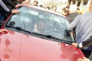 Öğrencileri taciz ettiği ileri sürülen kişiyi mahallelinin elinden polis kurtardı