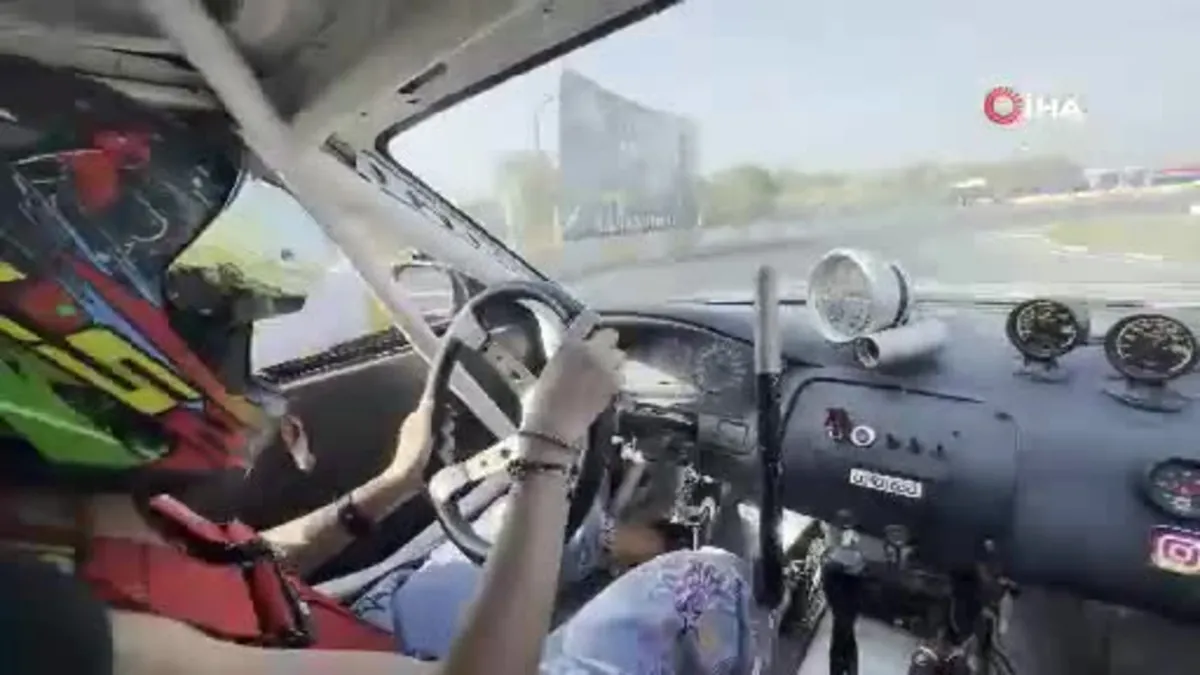 Kadın driftçiler pistte şov yaptı
