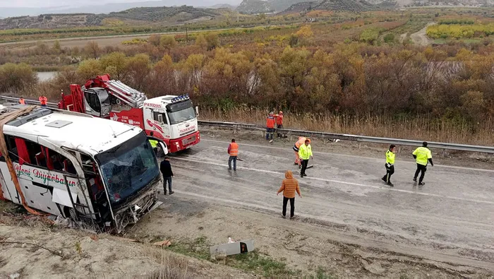 mersinde-yolcu-otobusu-devrildi-cok-sayida-yarali-var-1669300943644.jpg