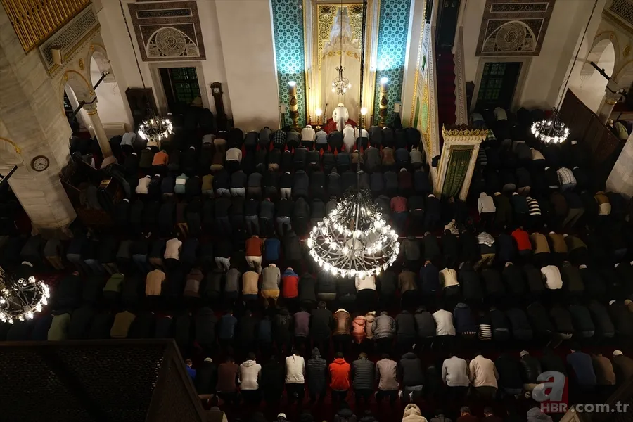 On bir ayın sultanı Ramazan başladı: İlk teravih namazında camiler dolup taştı! 3