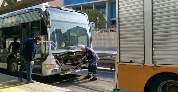 istanbulda-metrobuslerin-tavanlarindan-su-akiyor-saganak-yagis-sonrasi-ibbnin-utanc-goruntuleri-1634067137103.jpg İstanbul'da metrobüslerin tavanlarından su akıyor! Sağanak yağış sonrası İBB'nin utanç görüntüleri... - 3