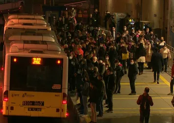 Zincirlikuyu metrobüs durağında yoğunluk