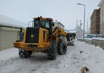 Kar yağışı Doğu'da hayatı olumsuz etkiliyor!