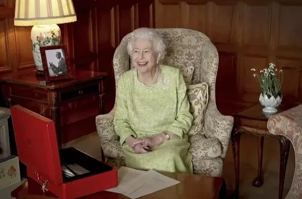 Kral 3. Charles mesaiye başladı! Kraliçe 2. Elizabeth’in kırmızı kutusunu devraldı | Herkes içinde ne olduğunu merak ediyor