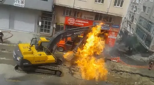 Kepçe doğalgaz borusunu 'yanlışlıkla' deldi - 1