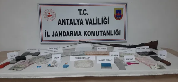 antalyada-kopek-kulubesinde-uyusturucu-ele-gecirildi-1653227476431.jpg Antalya’da köpek kulübesinde uyuşturucu ele geçirildi! - 4