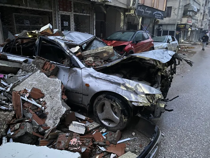 Depremden saatler sonra mucize kurtuluşlar! Umutlu bekleyişler sürüyor