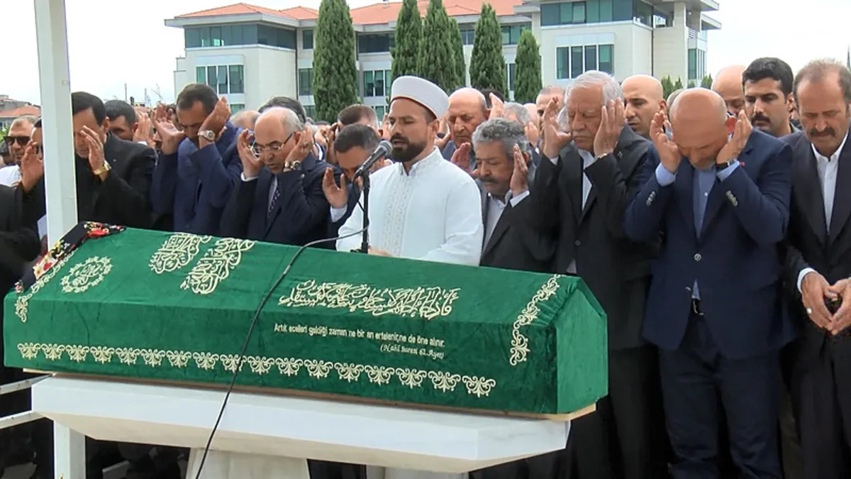 MHP'nin acı günü | Feti Yıldız'ın eşi son yolculuğuna uğurlandı