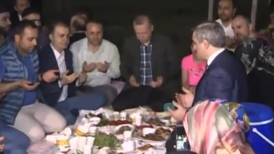 Başkan Erdoğan, Zeytinburnu sahilinde vatandaşlarla iftar yaptı | Video