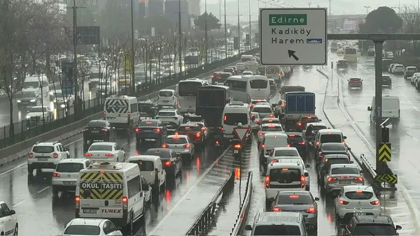son-dakika-istanbulda-saganak-yagmur-etkisiyle-trafik-yogunlugu-yuzde-80i-asti-1681226699295.jpg Son dakika: İstanbul'da sağanak yağmur etkisiyle trafik yoğunluğu yüzde 80'i aştı - 2