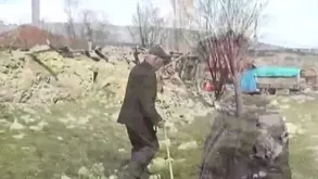 Terk edilmiş köyde tek yaşıyor