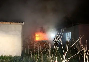 Edirne’de tek katlı ev alev alev yandı! Ev sahibi uzun süre gözyaşı döktü