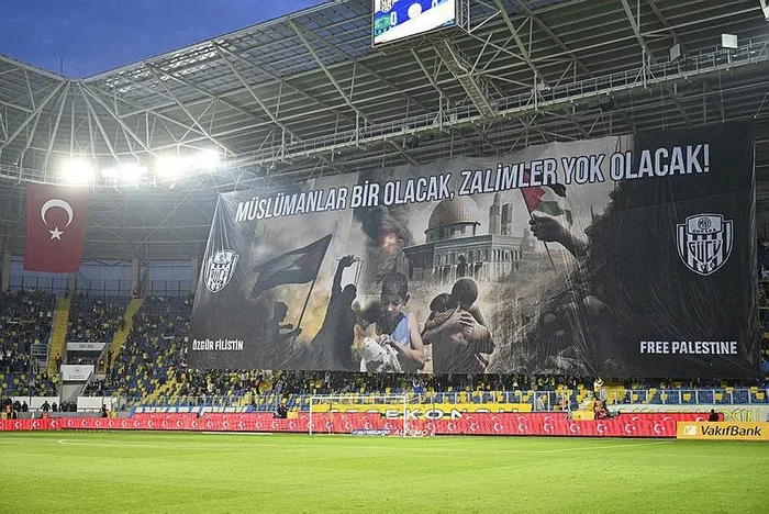 ankaragucu-taraftarindan-filistine-destek-muslumanlar-bir-olacak-zalimler-yok-olacak-1714775797650.jpg Ankaragücü taraftarından Filistin’e destek: Müslümanlar bir olacak, zalimler yok olacak! - 3