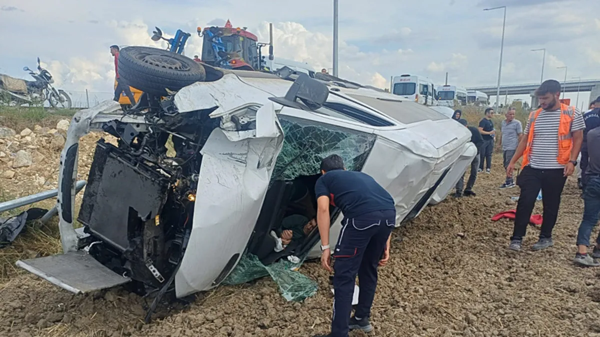 Mersin'de katliam gibi kaza! Hava yolu firmasının personelini taşıyan minibüs devrildi: Çok sayıda yaralı var