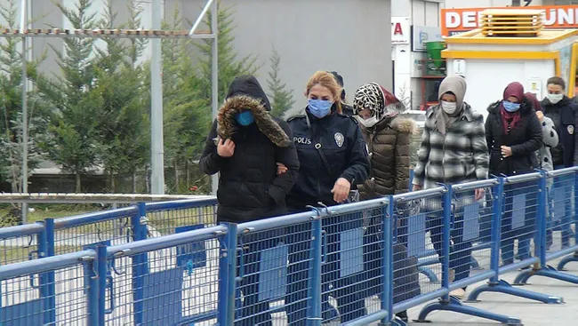 FETÖ’nün mahrem kadın yapılanmasına 7 kentte operasyon: 17 gözaltı