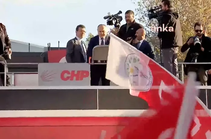 CHP ve DEM’in ortak Esenyurt mitinginde skandal! CHP’li vekiller polise saldırdı
