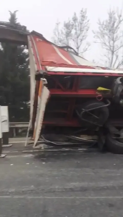 1704275344824.jpg TEM'de kontrolden çıkan tır devrildi: Malzemeler yola saçıldı - 3
