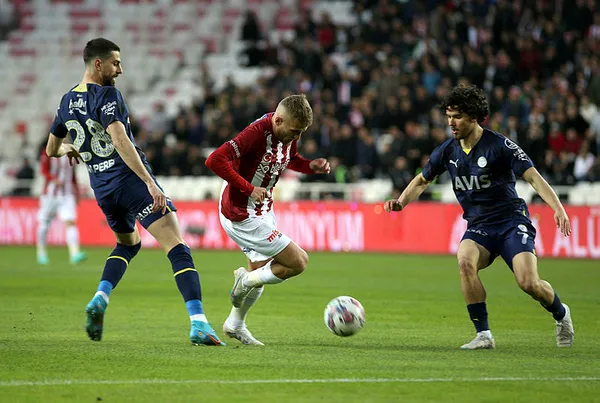 Fenerbahçe Sivasspor’u 3 golle geçti! Şampiyonluk yarışında önemli galibiyet MAÇ SONUCU ÖZET