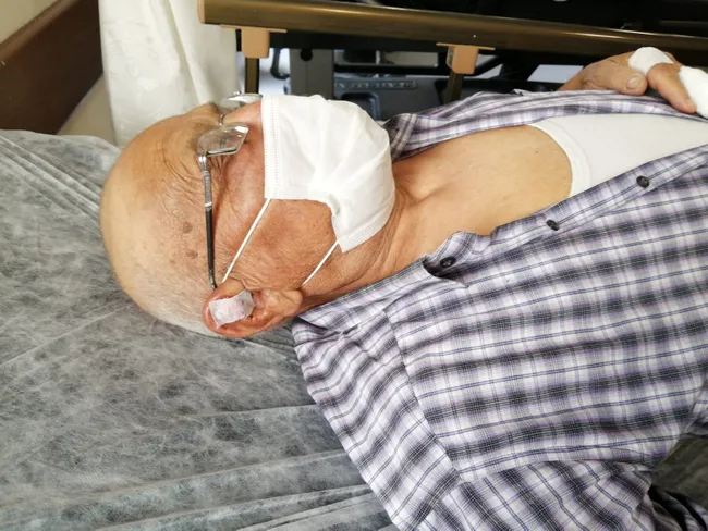 antalyada-akrabasinin-cenezasine-giden-yasli-adam-sopayla-acimasizca-dovuldu-1621243727452.jpg Antalya'da akrabasının cenezasine giden yaşlı adam sopayla acımasızca dövüldü - 4