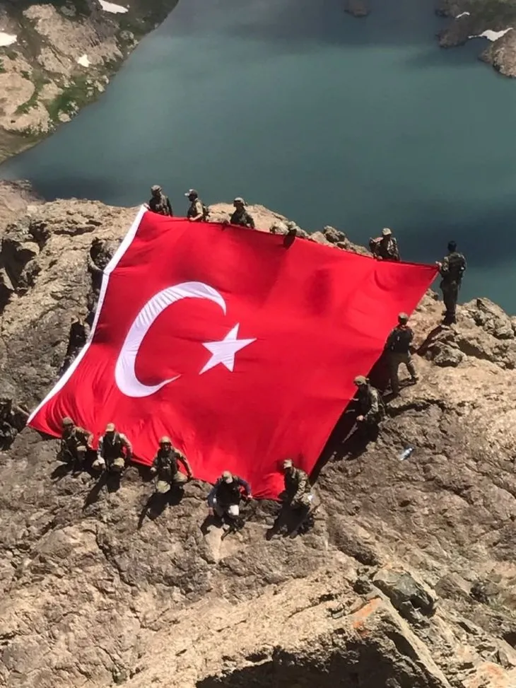 İkiyaka Dağları’nı teröristlerden temizleyen Mehmetçik dev Türk Bayrağı açtı
