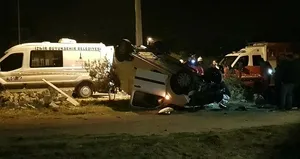 İzmir’de feci kaza! Yol kenarındaki kayaya çarptı